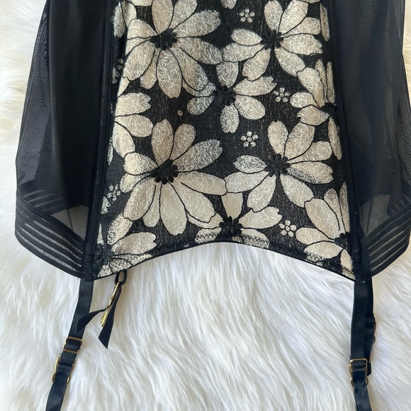 Victoria's Secret Black and Cream Floral Lingerie 36D - Picture 4 of 8